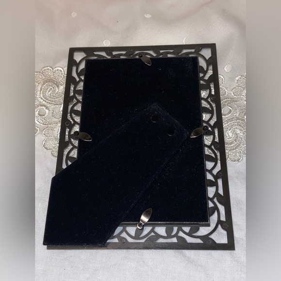 3/55$Vintage Table Top sturdy silver metal picture frame with leaves pattern 4x6 - Picture 9 of 12